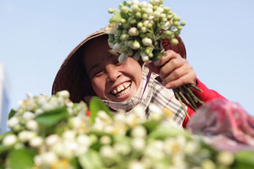 Anh: Mua hoa buoi diu dang xuong pho-Hinh-4