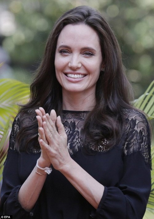 Angelina Jolie rang ngoi sau 5 thang de don ly hon Brad Pitt