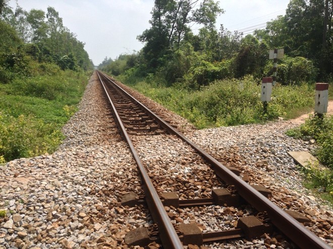 Ngoi choi tren duong ray, be trai 2 tuoi bi tau tong tu vong