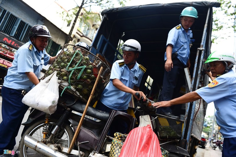 Anh: Quan 1 pha tuong lan via he cua van phong Bo Cong thuong-Hinh-13