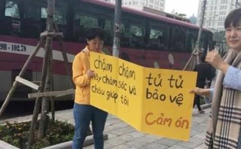 Nguoi me Han Quoc chan xe may leo via he Ha Noi