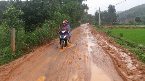 Quang Binh: Dan kho vi... “troi khong mua van phai mac ao mua“-Hinh-3