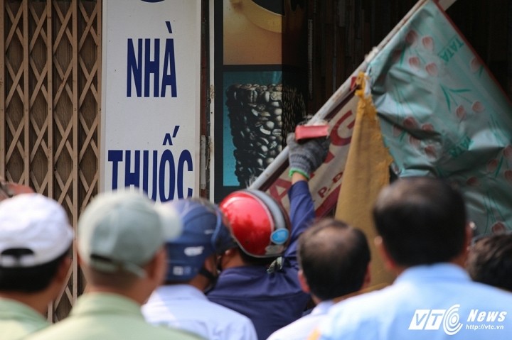 Ong Doan Ngoc Hai xuong duong voi toc bac trang, net mat tram tu-Hinh-11