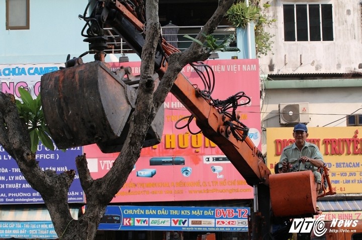 Ong Doan Ngoc Hai xuong duong voi toc bac trang, net mat tram tu-Hinh-12