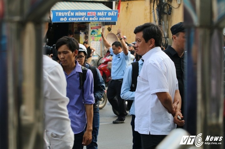 Ong Doan Ngoc Hai xuong duong voi toc bac trang, net mat tram tu-Hinh-5