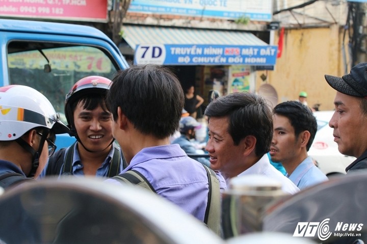 Ong Doan Ngoc Hai xuong duong voi toc bac trang, net mat tram tu-Hinh-7