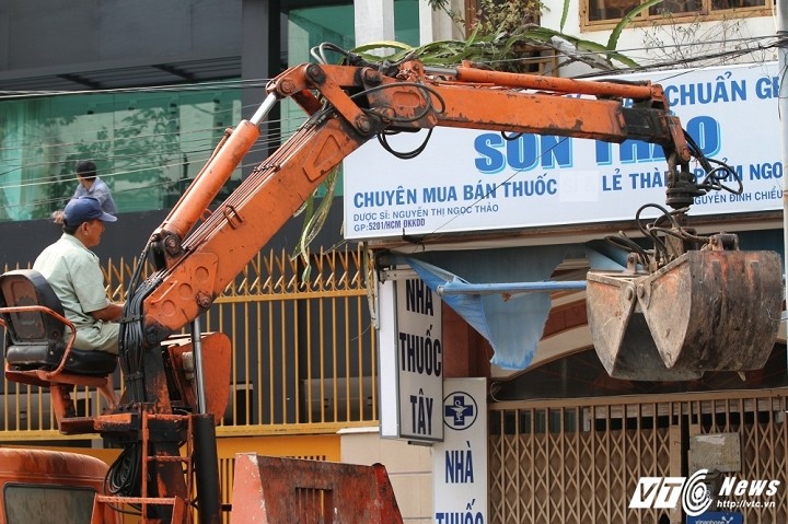 Ong Doan Ngoc Hai xuong duong voi toc bac trang, net mat tram tu-Hinh-8