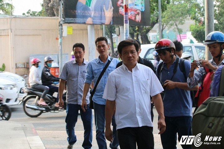 Ong Doan Ngoc Hai xuong duong voi toc bac trang, net mat tram tu