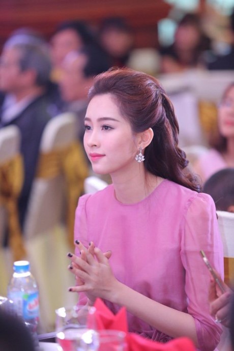 HH Dang Thu Thao dien do don gian van dep noi bat-Hinh-3