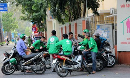 Bat 3 xe om nghi dam guc tai xe Grabbike tren pho