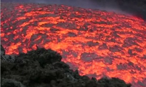 Can canh nham thach cuon cuon chay ra tu nui lua Etna, Italia