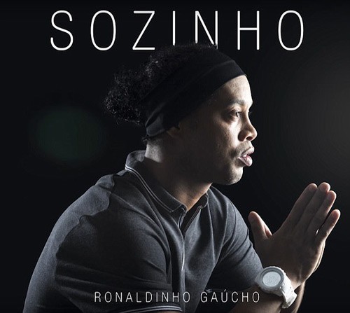 Fan “nga ngua” voi tai ca hat cua Ronaldinho-Hinh-2