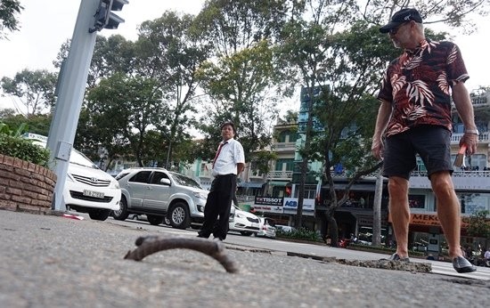 Du khach nga vo mat vi moc sat thanh 