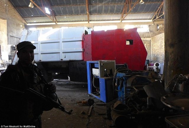 Canh tuong gay choang trong xuong xe bom cua IS-Hinh-2