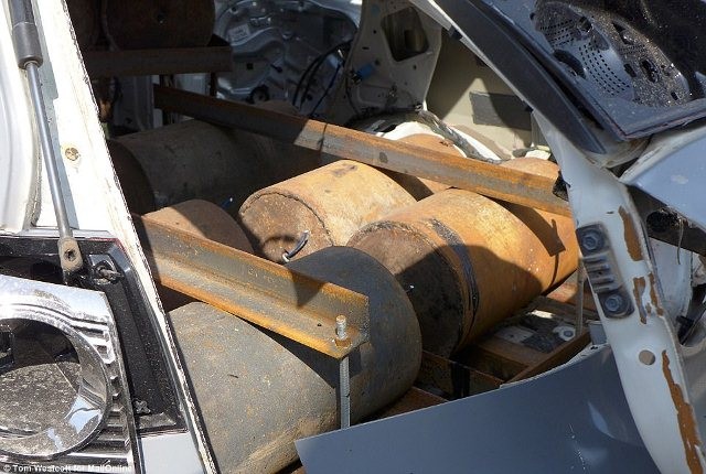 Canh tuong gay choang trong xuong xe bom cua IS-Hinh-5