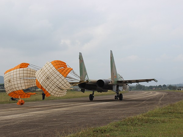 Chi voi mot dong co, phi cong Su-30MK2 van ha canh an toan-Hinh-4