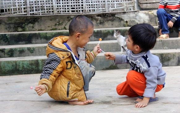 Lang toan nha cao tang, vang bong nguoi lon