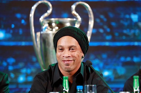 Bi mat soc chua tung thay ve danh thu Ronaldinho