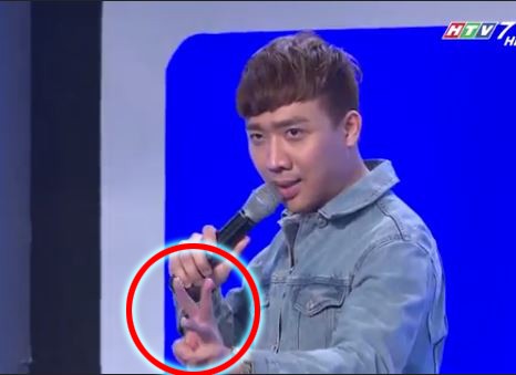 Nghi van Tran Thanh “nhac dap an” cho Hari Won trong gameshow