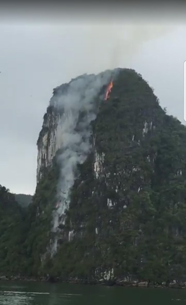 Nui da giua vinh Ha Long boc chay nghi ngut