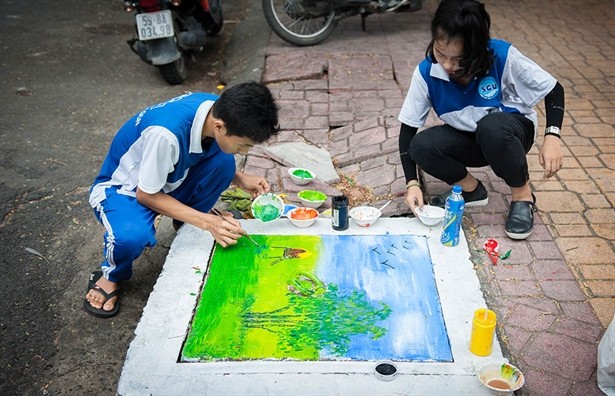 Sinh dong nhung buc tranh tren nap cong ban o Sai Gon-Hinh-2