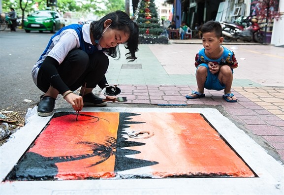 Sinh dong nhung buc tranh tren nap cong ban o Sai Gon-Hinh-6