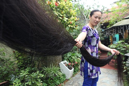 Bạn có muốn chiêm ngưỡng tóc dài nhất Việt Nam? Hãy xem hình ảnh về mái tóc dài đến gần 5 mét của một cô gái tại Bảo Lộc, Lâm Đồng. Với độ dài ấn tượng và sự nuôi dưỡng kỹ lưỡng, mái tóc của cô gái này sẽ khiến bạn ấn tượng đấy!