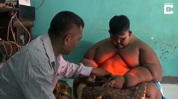 10 tuoi da nang 190kg vi nghien an my tom va uong Coca