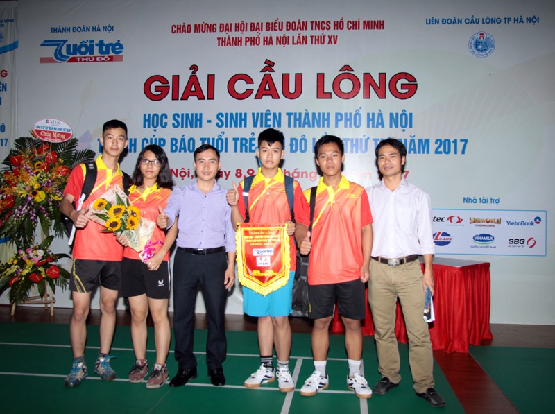 Khai mac Giai cau long HSSV tranh cup Bao Tuoi tre Thu do lan thu IV-Hinh-9