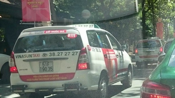 Vinasun dan bang ron tren taxi phan doi Grab va Uber