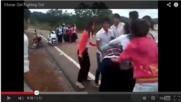 Xon xao clip nu sinh Khmer hon chien tren quoc lo-Hinh-3