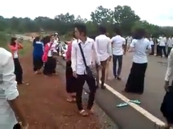 Xon xao clip nu sinh Khmer hon chien tren quoc lo-Hinh-4