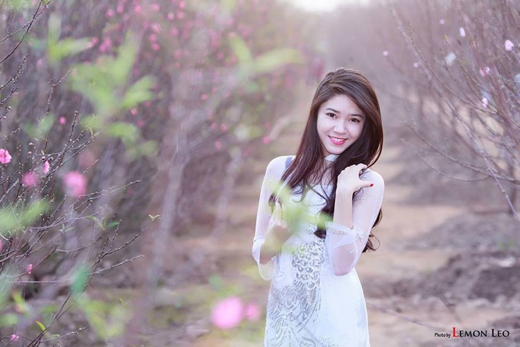 Anh thieu nu mac ao dai khoe sac ben canh dao xuan