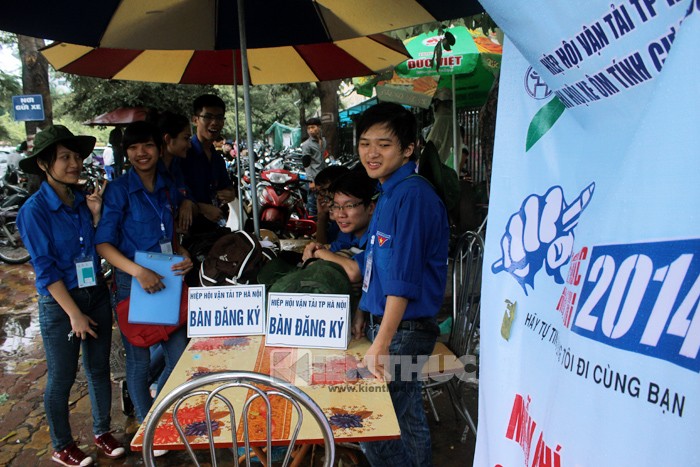 Sinh vien tinh nguyen tiep suc mua thi bat chap mua nang