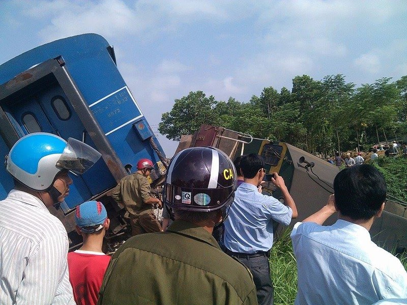 Phu Tho: Tau hoa dam truc dien xe tai, mot nguoi chet