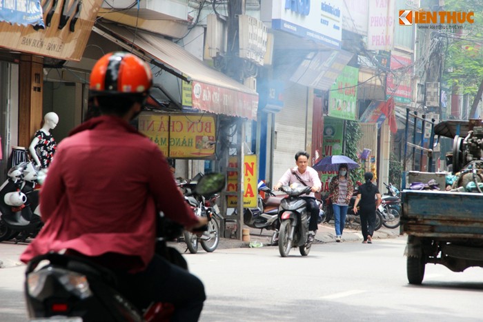 Phat ngot canh nguoi dan bi hun khoi giua nang nong Ha Noi-Hinh-9