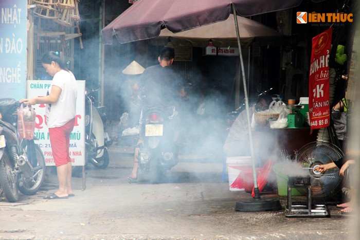 Phat ngot canh nguoi dan bi hun khoi giua nang nong Ha Noi