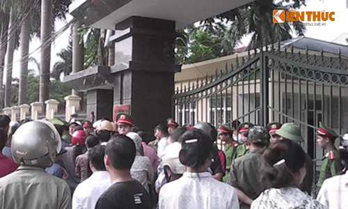 Hoa Binh: Vi sao 200 nguoi dan quay tru so UBND huyen?