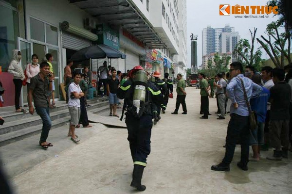 Cháy chung cu o Linh Dàm: Toàn cảnh giải cúu nạn nhan-Hinh-8