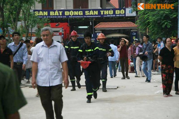 Cháy chung cu o Linh Dàm: Toàn cảnh giải cúu nạn nhan-Hinh-9