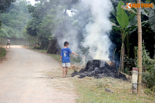 Trung thu khong có quà của trẻ em mièn son cuóc-Hinh-3