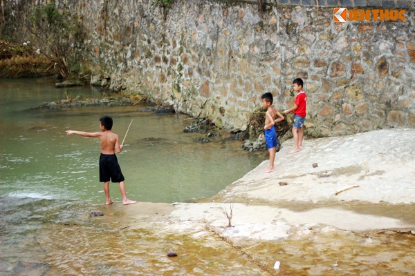 Trung thu khong có quà của trẻ em mièn son cuóc-Hinh-7