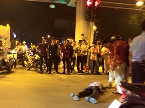 Ha Noi: “Taxi dien” dam hàng loạt xe máy tren cau vuot Thai Ha-Hinh-2