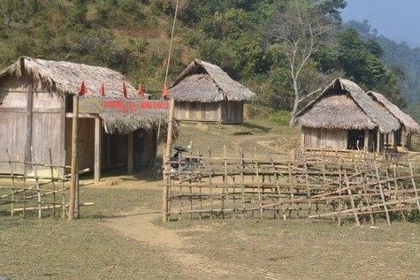 Mua chiu banh, keo “thuong” tet cho giao vien