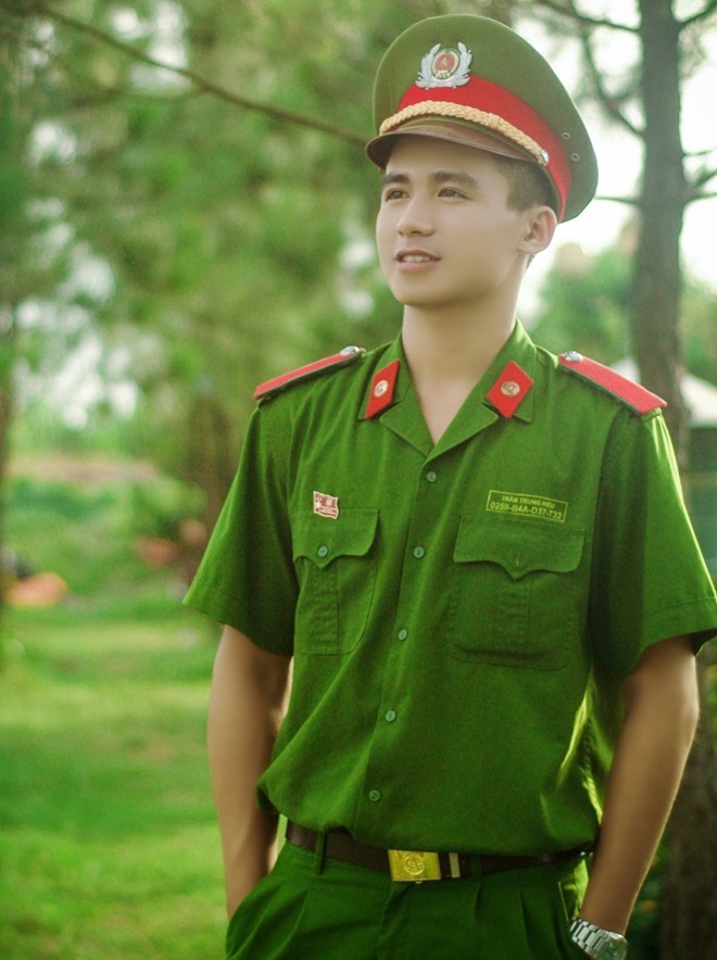 Hot boy canh sat dien trai hut gan 100.000 luot theo doi-Hinh-2