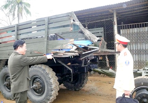 Xe khach va xe quan su, 9 nguoi thuong vong-Hinh-2