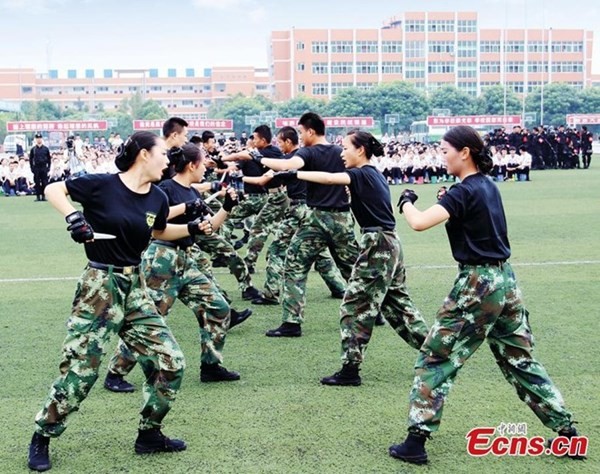 Ngam nu tiep vien hang khong tap vo, bat khung bo-Hinh-2