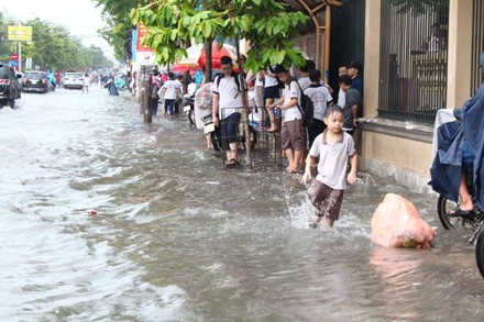 Bien Hoa: Mua lon ngap nang, ca tram hoc sinh mac ket-Hinh-4