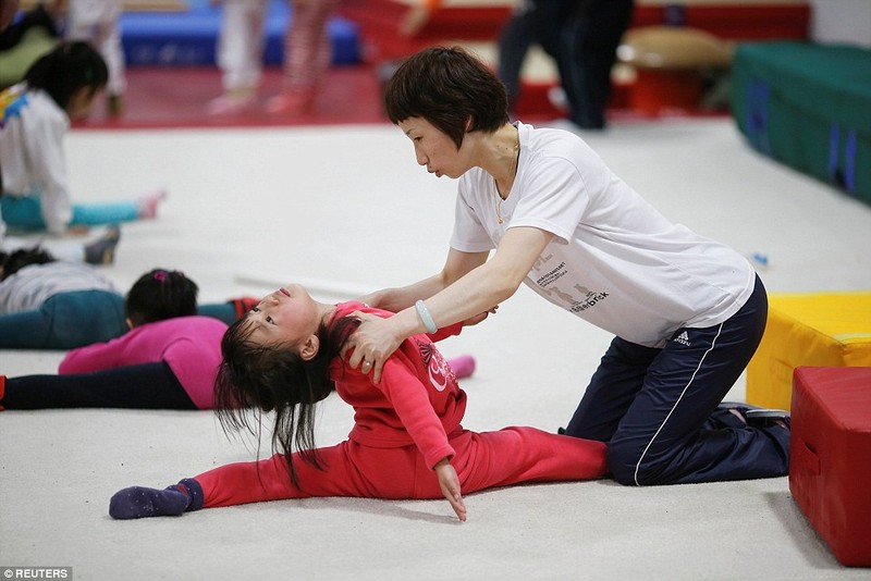 Mau va nuoc mat tre em ben trong lo dao tao VDV Olympic TQ-Hinh-12