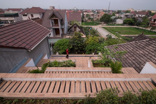 Xay vuon bac thang tren mai, ngoi nha Ha Tinh noi bat tren tap chi ngoai-Hinh-5